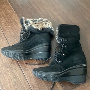 Aquatalia black suede fur lined wedge boots size 8 like new